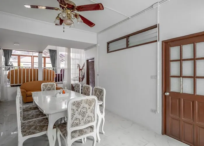 4br Near Hua Mak Station With Parking *