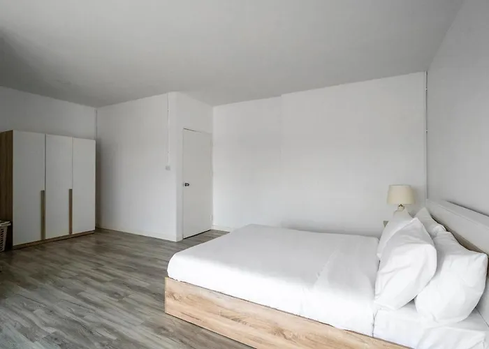 4br Near Hua Mak Station With Parking