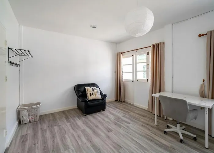 4br Near Hua Mak Station With Parking *
