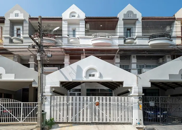 4br Near Hua Mak Station With Parking Bangkok